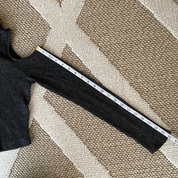 Hollister Women's Grey Knit Turtleneck Cold Shoulder Crop Top - Picture 6 of 6